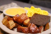 Ein Frühstücksteller mit frittiertem Leberwurst im „Moose Café“ mit südländischer Landküche und lokalen Spezialitäten.