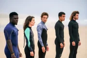 Die Surfer machen sich bereit gegen die Wolke zu kämpfen. (v.l.n.r. Jordy Grembre, Marie Dompnier, Roberto Calvet, Théo Christine, Paul Duvignau).
