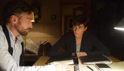 Die LKA-Beamtin Ursula Thern (Nina Kunzendorf) beginnt mit der Befragung von Simon Dreher (Benjamin Sadler).