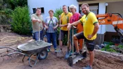 Kaiserslautern (v.l.): Baggerfahrer Henrik, Daniela (30), Mario (42), Garten-Guru Ralf und Organisator Claus