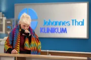 Hella Sonnenburg (Alexandra v. Schwerin) ist im Johannes-Thal-Klinikum, um ihren Freund zu besuchen. Aber warum hustet sie derart stark?