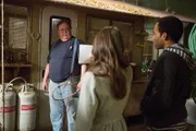Um bei den medizinischen Untersuchungen von Changs Amnesie voran zu kommen, befragen Annie (Alison Brie, M.) und Troy (Donald Glover, r.) sämtliche Zeugen. Mit Erfolg?