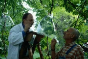 Von Professor Arbor (Rüdiger Wandel, l.) erfährt Peter (Peter Lustig, r.) Einzelheiten über das Leben von Bäumen. Dabei lernt er, dass Bäume "atmen", "trinken" und Sauerstoff herstellen. Doch dies sind längst nicht alle Überraschungen, die auf Peter warten.