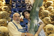 Peter (Peter Lustig, l.) kann es nicht fassen. Er hat auf dem Bärstädter Rummelplatz den Hauptgewinn gezogen. Der Losbudenbesitzer (Rudolf Krause, r.) überreicht Peter einen Riesen-Kaktus.
