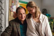 Nach einer Idee von Harald Schmidt Wolfram (Uwe Ochsenknecht) versucht seiner Geliebten Lena (Emily Cox) klarzumachen, dass seine neue Position Entscheidungen erfordert und eine davon auch sie betrifft. Komischerweise scheint Lena gar nicht so furchtbar getroffen.