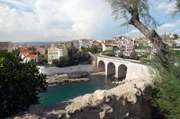 Sommer, Sonne und Meer: Die Küstenstraße Corniche Kennedy in Marseille ist für ihre hohen Klippen und schicken Villen bekannt.
