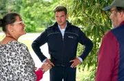 Jakob Frings (Max König, M.) befragt Bestattungsunternehmerin Lotte Reichelberger (Christina Geiße, l.) und Trainer Manfred Lindner (Joachim Raaf, r.). Was verbindet die beiden?
