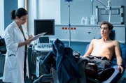 Dr. Leyla Sherbaz (Sanam Afrashteh, l.) nimmt Timo Köster (Giovanni Funiati, r.) im Johannes-Thal-Klinikum auf. Seine Verletzung ist keine Kleinigkeit, wie sich schnell herausstellt ...