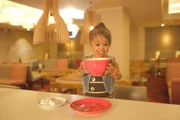 Jyoti Amge, die kleinste Frau der Welt, genießt eine ordentliche Tasse Tee.