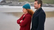 Bei einem Strandspaziergang zeigen sich Lilly (Sarah Hannemann) und Aidan (Jan Hartmann) von ihrer verletzlichen Seite.