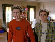 Reese (Justin Berfield, li.) und Malcolm (Frankie Muniz) sind sauer, weil sie viel zu hart bestraft werden.