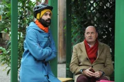 Naveen (Markus Subramaniam, links) und Hubert (Bernhard Ulrich, rechts) hoffen, die Veranstaltung retten zu können.