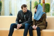 Yevgeny Gromov (Costa Ronin, l.); Carrie Mathison (Claire Danes, r.)