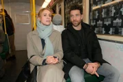 Zoe (Lara Dandelion Seibert) möchte, dass Carlos (Patrick Fernandez) mit ihr gemeinsame Sache macht.