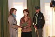 Sophie (Gabrielle Scharnitzky, M.) wird klar, dass Katharina Dorn (Ina Rudolph, l.) nicht weiter nach Richard sucht.
