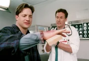 "Scrubs - Die Anfänger", "Meine Zweifel." J.D.s neuer Patient ist Ben Sullivan, guter Freund und Ex-Schwager von Dr. Cox. Als eine Wunde an Sullivans Hand unvermutet zu bluten beginnt, läuten bei den Ärzten die Alarmglocken. Sie machen eine Reihe von Tests, die ein erschreckendes Ergebnis bringen. Sullivan hat Leukämie. Da es andernorts aber zu Verwechslungen bei Patientenakten gekommen ist, zweifelt J.D. die Resultate an. Im Bild (v.li.): Brendan Fraser (Ben Sullivan), John C. McGinley (Dr. Perry Cox).