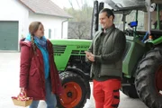 Sophia (Patricia Freund) und Julian (Sandro Kirtzel) unterhalten sich auf dem Hof.