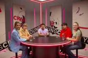 Im Studio diskutiert Moderator Chinedu Melcher mit den Jugendlichen Maxim, Dennis und Isabeau aus Berlin und der Jugendrichterin Marina Flade aus Chemnitz.