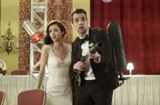 Lucy (Katie Findlay, l.); Josh Greenberg (Jay Baruchel, r.)