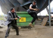 Steve (Alex O'Loughlin, r.) und sein Team machen sich auf die Suche nach den entführten Töchtern von US-Botschafter Reeves und stoßen dabei auf Carlos Bagoyo (Patrick Gallagher, l.). Doch hat er wirklich etwas damit zu tun?