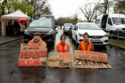 Klimakleber (gespielt von Anton Hartmann, Emilia Wolf und Jansel Dogan) blockieren die Straße und landen vor Gericht.