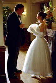 Während sich Rory (Alexis Bledel, r.) mit dem Debütantinnenball und der damit verbundenen Rückkehr ihres Vaters auseinandersetzen muss, sorgen Richards (Edward Herrman, l.) berufliche Sorgen für Streitigkeiten mit seiner Frau ...