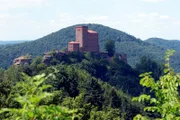 Die Burg Trifels im Pfälzerwald. Sie thront auf dem fast 500 Meter hohen Sonnenberg, einem dreifach gespaltenen Buntsandsteinfelsen.