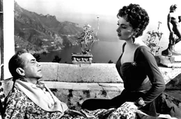 1952: Auf der Terrasse der Villa Cimbrone sonnt sich Humphrey Bogart unter den Augen seiner Filmpartnerin Gina Lollobrigida in &bdquo;Schach dem Teufel&ldquo;.