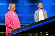 Moderator Alexander Bommes (r.) mit der Kandidatin Victoria Hopfeld (l.).; ARD GEFRAGT - GEJAGT FOLGE 817, "Alexander Bommes präsentiert beliebtes Quizformat", am Donnerstag (12.09.24) um 18:00 Uhr im ERSTEN. Moderator Alexander Bommes (r.) mit der Kandidatin Victoria Hopfeld (l.). © ARD/Arne Vollstedt , honorarfrei - Verwendung gemäß der AGB im engen inhaltlichen, redaktionellen Zusammenhang mit genannter ARD-Sendung bei Nennung "Bild: ARD/Arne Vollstedt " (S2+). ARD-Programmdirektion/Bildredaktion, pressefoto.daserste.de