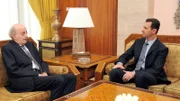 Der syrische Präsident Baschar al-Assad während eines Meetings mit dem libanesischen Anführer der Drusen, Walid Dschumblat (l.) im Jahre 2011, kurz nach dem Zusammenbruch der libanesischen Regierung unter Führung von Ministerpräsident Saad Hariri.