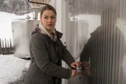 Als Anne (Ines Lutz) wie verabredet die "Gruber-Milch" bei Gregor abfüllen will, steht sie vor verschlossener Tür.