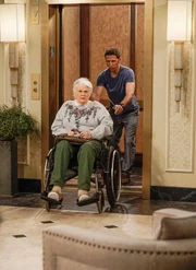 Falsche Nana (Lois Smith, l.); Josh (Mark Feuerstein, r.)