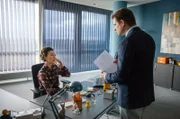 Nach einer Idee von Harald Schmidt Ausgerechnet jetzt ist der Verleger samt seiner Führungscrew nicht zu erreichen! Frau Hattenschweiler (Hede Beck) und der stellvertretende Chefredakteur Linus Kötter (Enno Hesse) halten den Inhalt der Verlegerkolumne für einen Fehler und wissen nicht was tun …