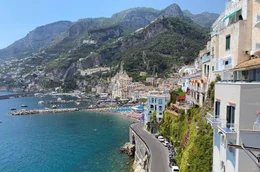 Die Amalfik&uuml;ste, auf Italienisch &bdquo;Costiera Amalfitana&ldquo;, liegt rund drei Autostunden s&uuml;dlich von Rom, unterhalb des Golfs von Neapel.