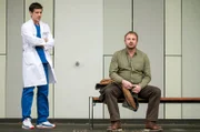 Ben Ahlbeck (Philipp Danne, l.) trifft auf den Vater seiner Patientin Tilly. Holger Lehmann (Eckhard Preuß, r.) wusste nichts von den Op-Plänen seiner Tochter. Voller Angst und Sorge, lehnt er die OP ab.