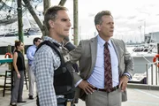 Pride (Scott Bakula, l.) und Mayor Douglas Hamilton (Steven Weber, r.): Wieso wurde der Navy Seal Kandidat kurz vor seinem Abschluss ermordet?