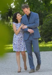 Pauline (Liza Tzschirner, l.) und Leonard (Christian Feist, r.) planen voller Vorfreude ihre Hochzeit.