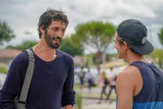Ben Lebon (David Kammenos, l.) redet seinem ehemaligen Schüler Max Alcorta (Roberto Calvet, r.) ins Gewissen.