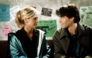 Buffy (Sarah Michelle Gellar, l.) fühlt sich zu Parker Abrams (Adam Kaufman, r.) hingezogen.