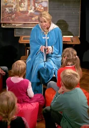 Die Märchenerzählerin Bella (Bettina Kupfer) hütet ein Geheimnis.