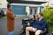 Charlottes "Charlies" (Shaolyn Fernandez, M.) Notlüge droht aufzufliegen. Links Imani (Féréba Koné), rechts Tom (Maximilian Herzogenrath)
