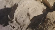 Ein ausgegrabener Steinkopf wird in den aktiven Ausgrabungen der Zitadelle in Amman, Jordanien, freigelegt.