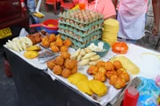 Frittierte Straßensnacks, sogenannte Fritangas, ziehen ständig Scharen von Kunden am Straßenstand „La Mona Arepa“ an.
