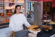 Esma (Özge Delioglan) fühlt sich von Theo bevormundet.