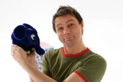 Moderator André Gatzke mit dem blauen Elefanten.