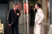 Als der übergroßzügige Millardiar Wilsons (Robert Sean Leonard, r.) Patientin eine Niere spenden will, wirft er sämtliche Grundprinzipien über Bord. House (Hugh Laurie, l.) ist fassungslos ...