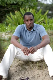 Ermittelt seit zwei Jahren verdeckt gegen Mafiaboss Jimmy Cannon. Doch als er seine Frau und seinen Sohn auf Hawaii besucht, scheint sein Cover aufgeflogen zu sein: Reggie Cole (Sean Combs) ...