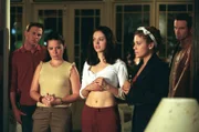 Cole (Julian McMahon, r.) kann die Hexen nicht mehr schützen. Leo (Brian Krause, l.), Paige (Rose McGowan, M.), Piper (Holly Marie Combs, 2.v.l.) und Phoebe (Alyssa Milano, 2.v.r.) hoffen im Buch der Schatten eine Lösung zu finden.