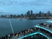 Einfahrt der Grand Lady nach New York City, USA.