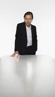 Dr. Cal Lightman (Tim Roth)